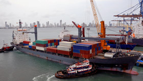 Foto del puerto de Cartagena de Indias por Laszlo Halasi / Shutterstock.com